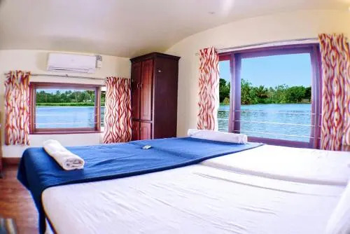 Green Heaven House Boat 1