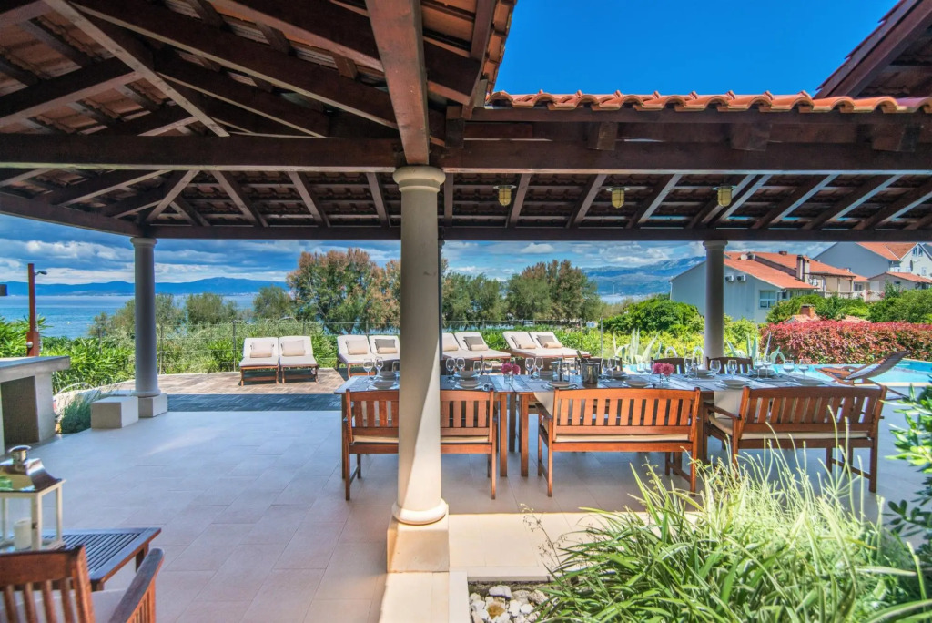 Gumonca in Supetar with 6 bedrooms and 5 bathrooms
