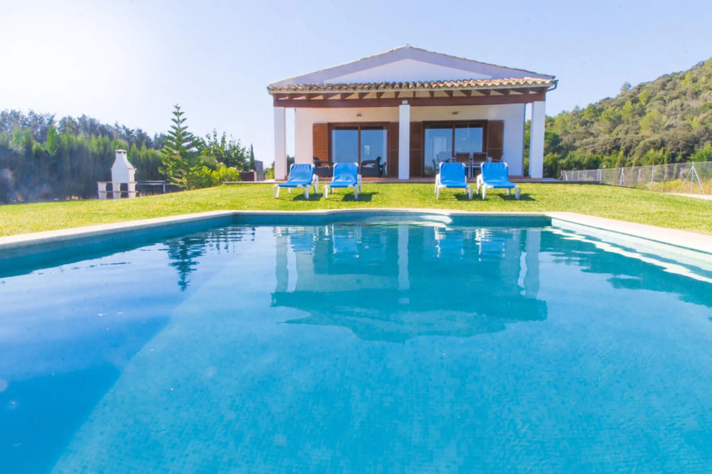 CAN BIEL Pool, garden,BBQ, free wifi, ping pong for 6