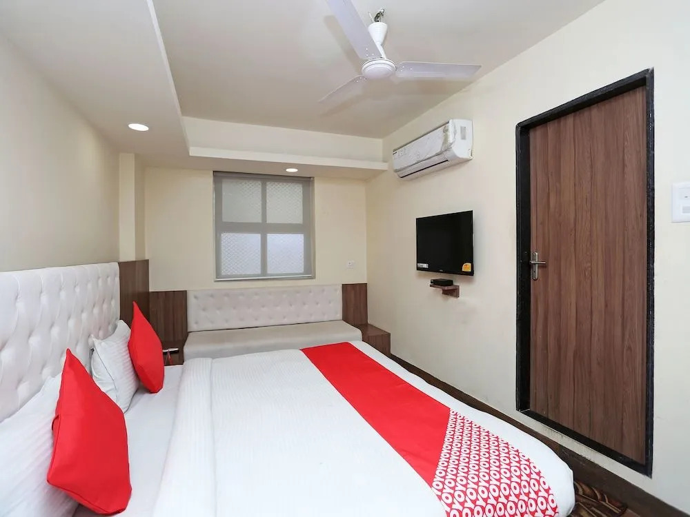 OYO 4406 Hotel Arya Palace