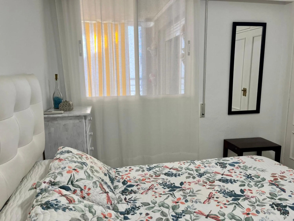 Apartamento con parking y piscina frente al mar para 4 personas