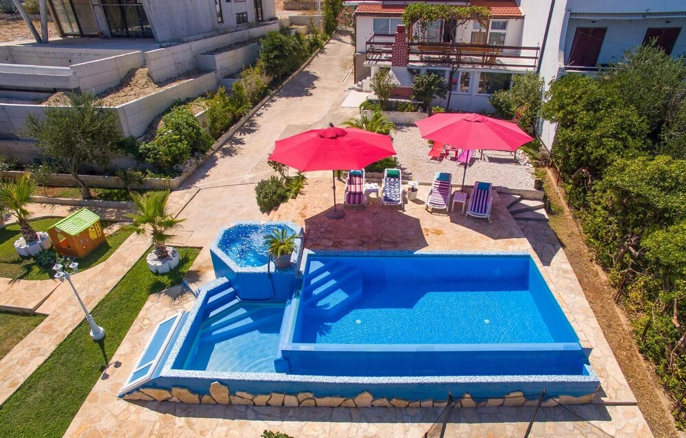 Nice Home in Slatine with Hot Tub, WiFi & 6 Bedrooms