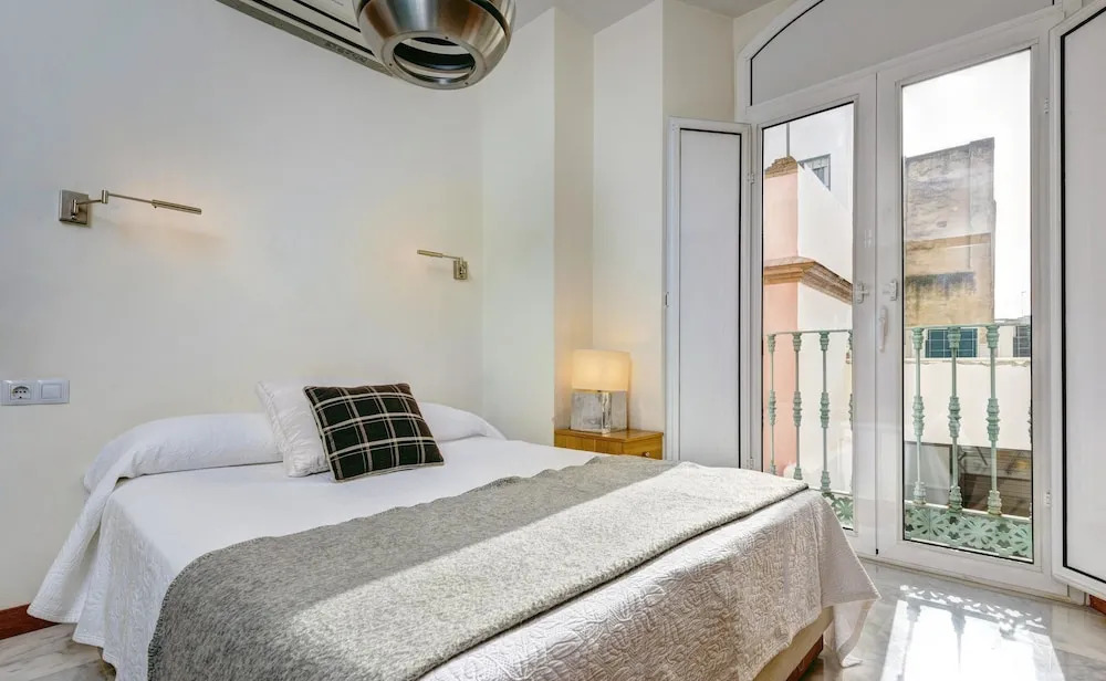 ELEVEN Apartments Real de la Carretería, by Homing U