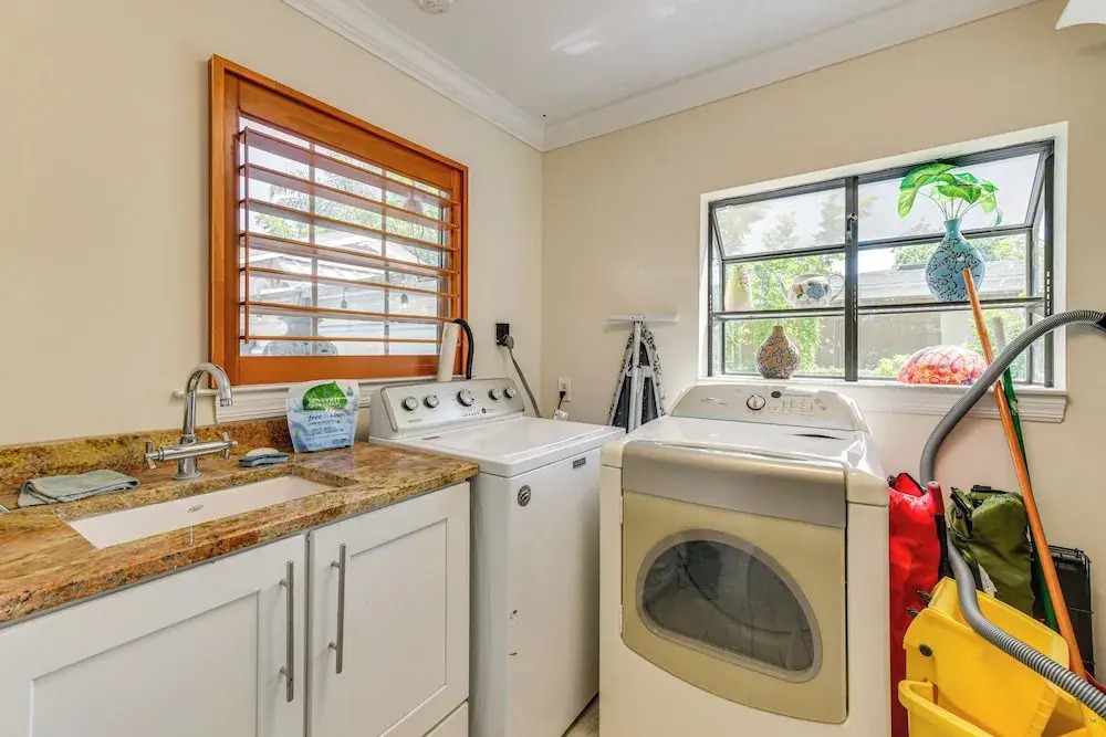 7 Mi to Downtown Tampa: Home w/ Fire Pit & Grill!