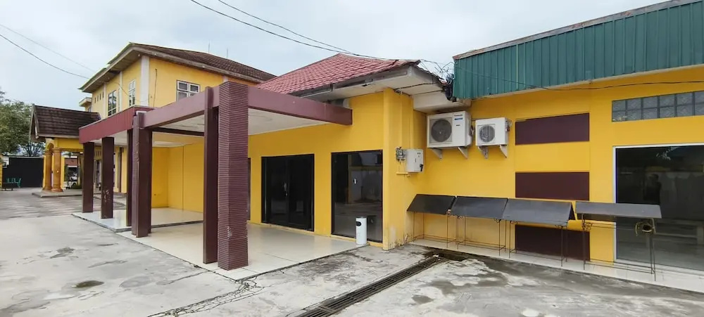 Hotel O Wisma Aluh AmbakNearPantai batu lima Asbullah tmbngn