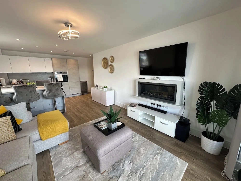 2 bed 2 Bath Waterfront Luxury Apartment