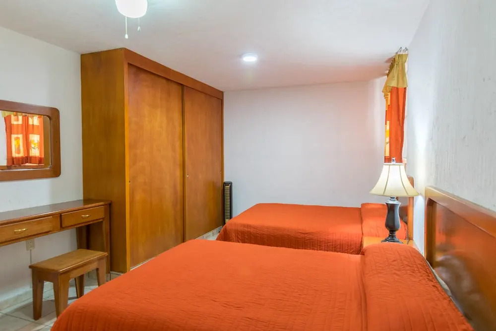 Suites Poliforum Inn