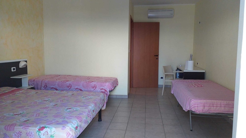 Room-quadruple Room in Pineto - Just a f