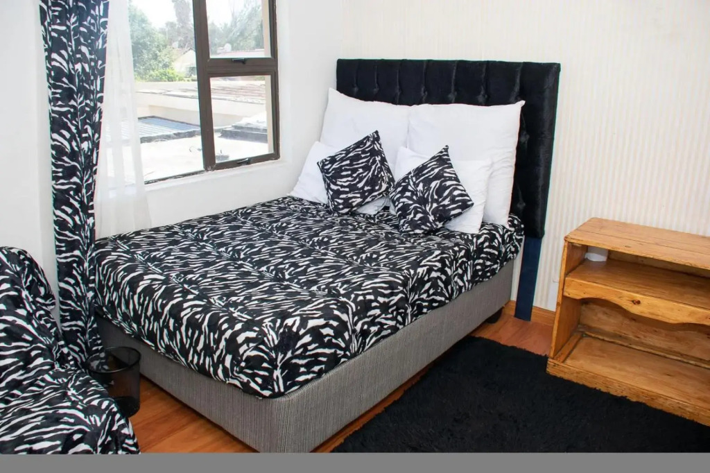 Selina Airport Lodge #Emzini