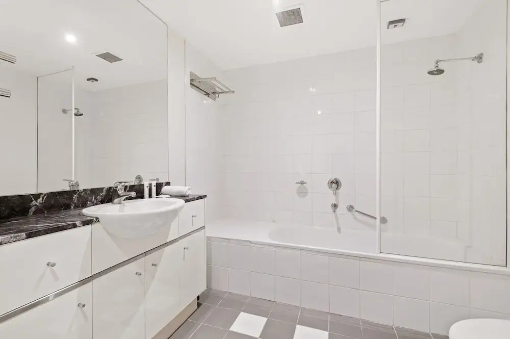 Chic 1-bed Apartment Steps From Shopping Street