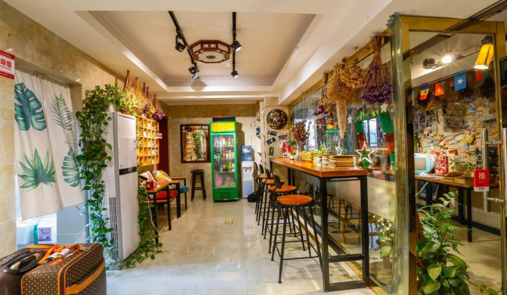 Bajie Youth Hostel(Tianmenshan Train Station)