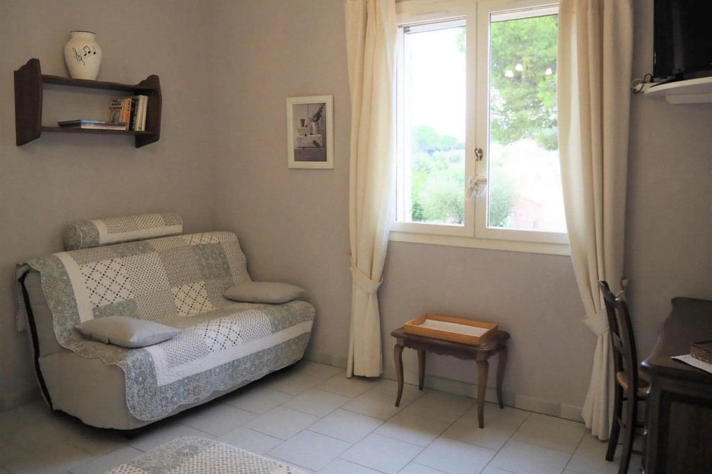 Holiday cottage with private terrace, Bellegarde