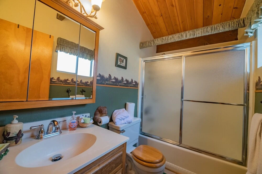 Moonridge Manor - Very Lovely Cabin In A Quiet Neighborhood With An Amazing Hot Tub! 4 Bedroom Home