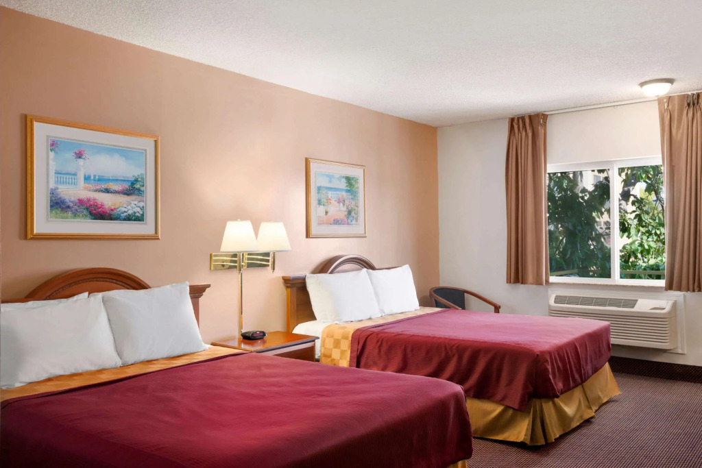 Travelodge by Wyndham Bakersfield