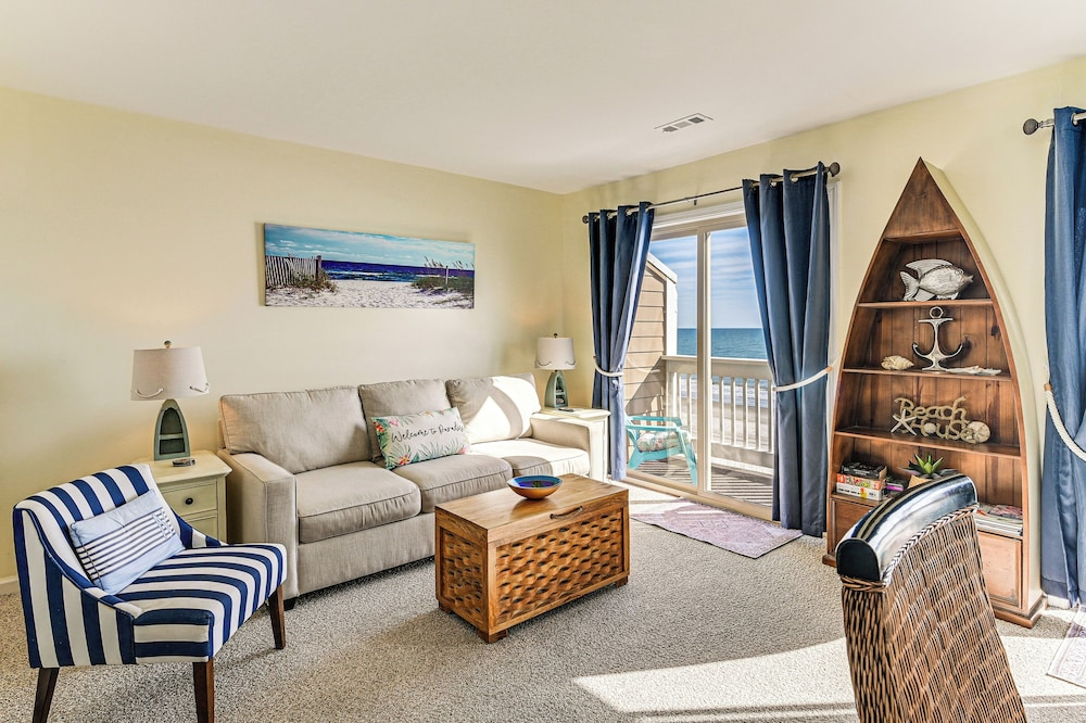 Steps to Pool & Beach: Coastal Carolina Condo!
