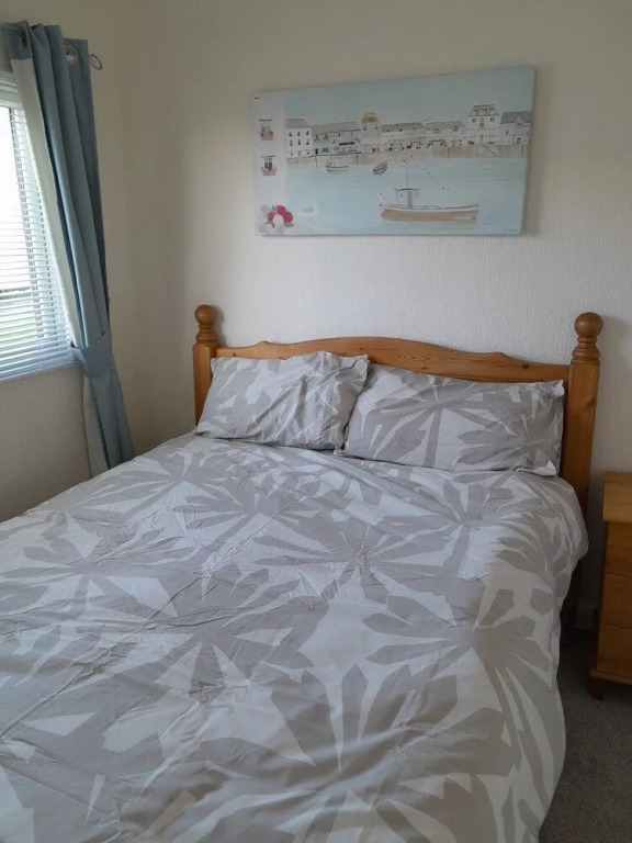 2 Bed-sleeps 4-pets-parking-5 Min to Beach