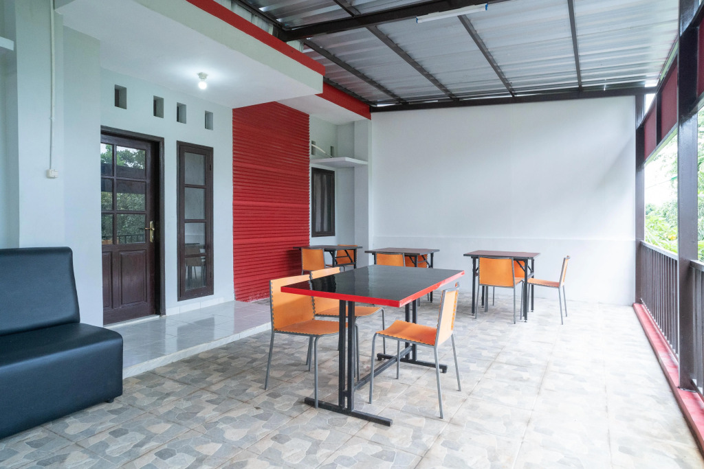 RedDoorz Plus near ITC Cempaka Mas 2