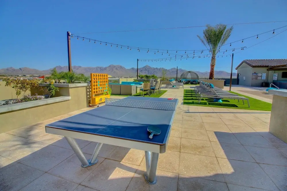 Rooftop Pool, Views, Close to Shops & Dining C4427