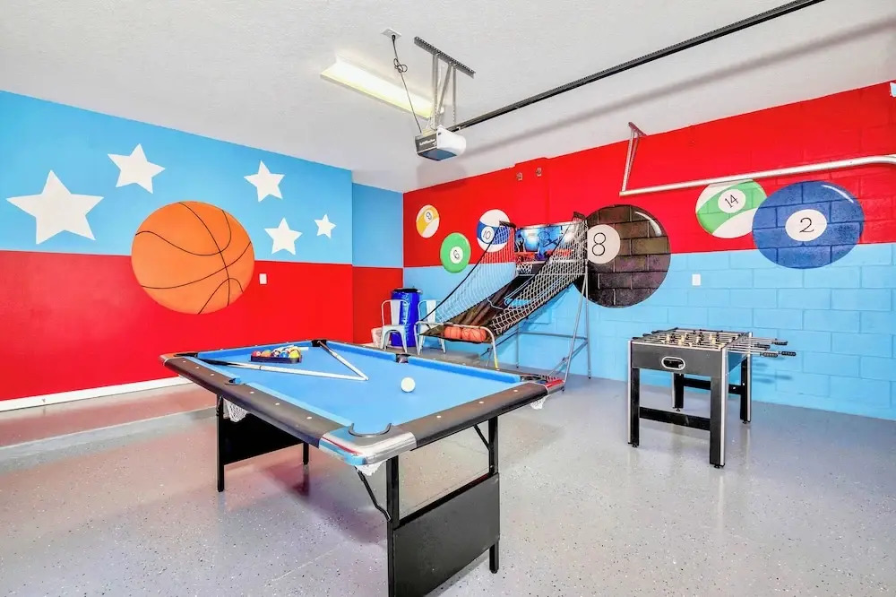 Waterfront Family Mansion w Bbq, Games Room, & Pool