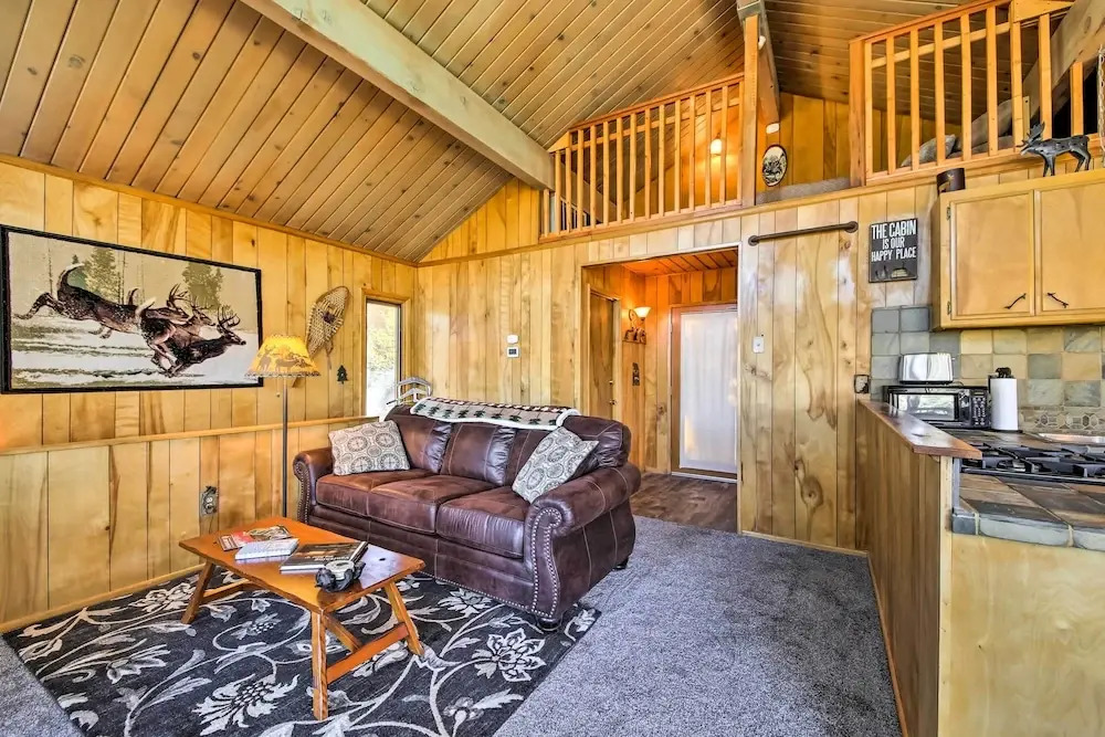 5 Mi to Big Bear Mtn Resort: Cozy Cabin w/ Deck