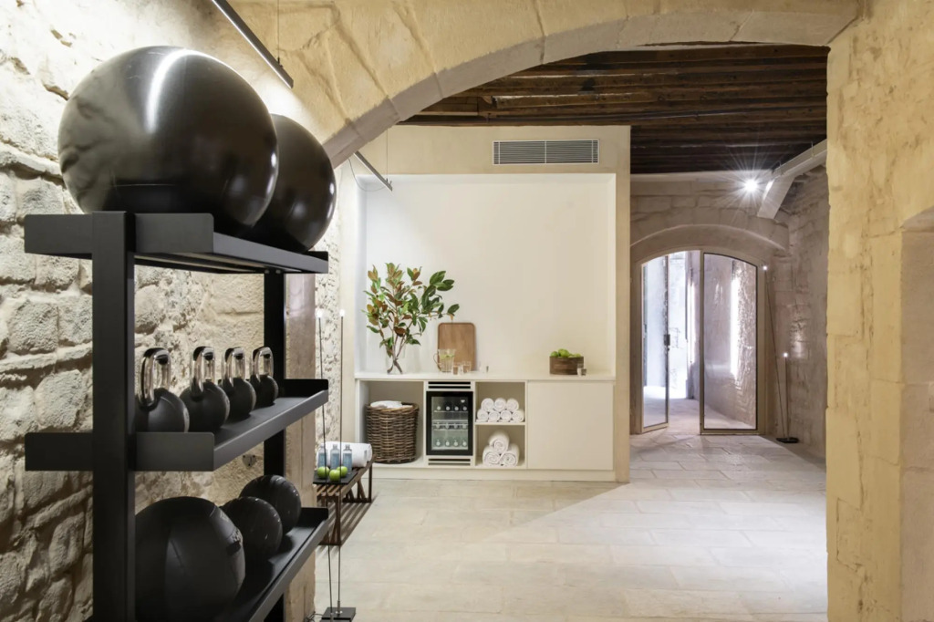 High standing apartments in El Gótico with 3 bedrooms and 2 bathrooms, all of them en suite.