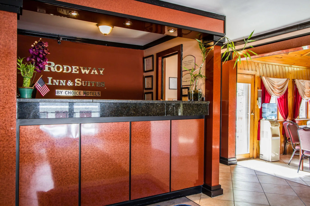 Rodeway Inn & Suites Brunswick near Hwy 1