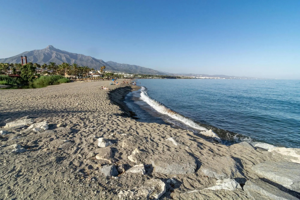 PR20 - Beach front flat Puerto Banus