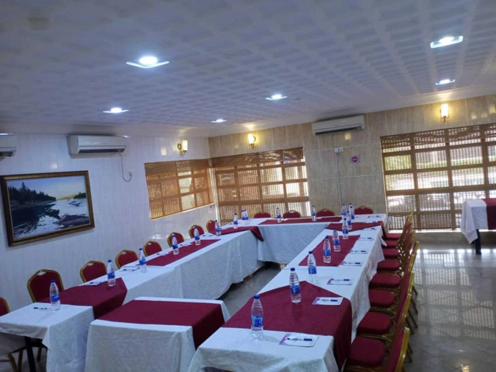 Отель Dees Suites
