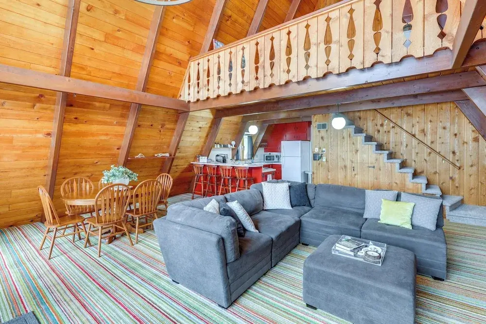 Red Lodge Cabin w/ Hot Tub ~ 1/2 Mi to Downtown!