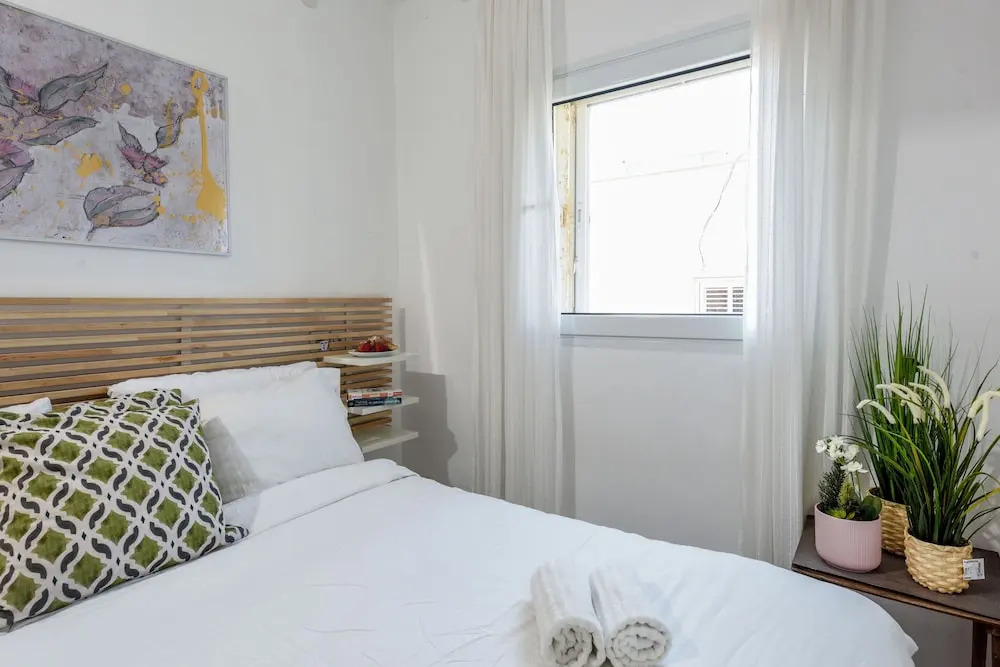 Modern Loft Retreat with Rooftop by Sea N Rent