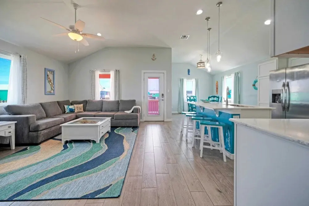 Purple Parrot by Avantstay Heated Pool, Beach Access & Central Port A Location