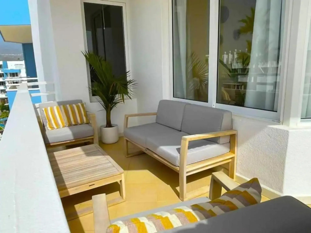 Refurbished 1 bedroom apartment with large pool