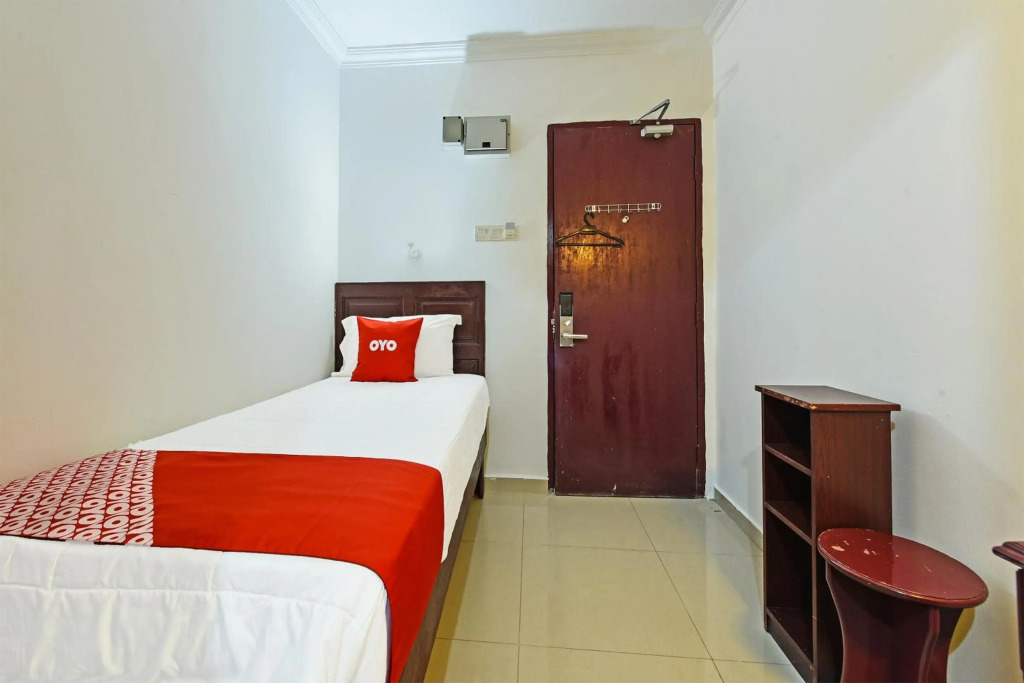 Super OYO 90572 J Hotel Masjid India