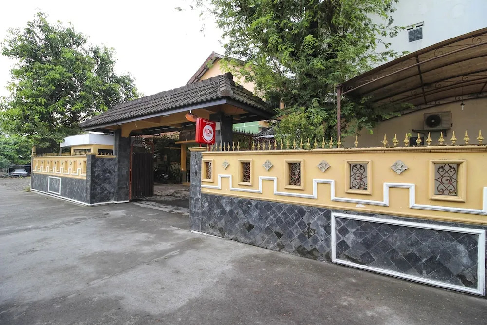 RedDoorz near Lotte Mart Maguwo