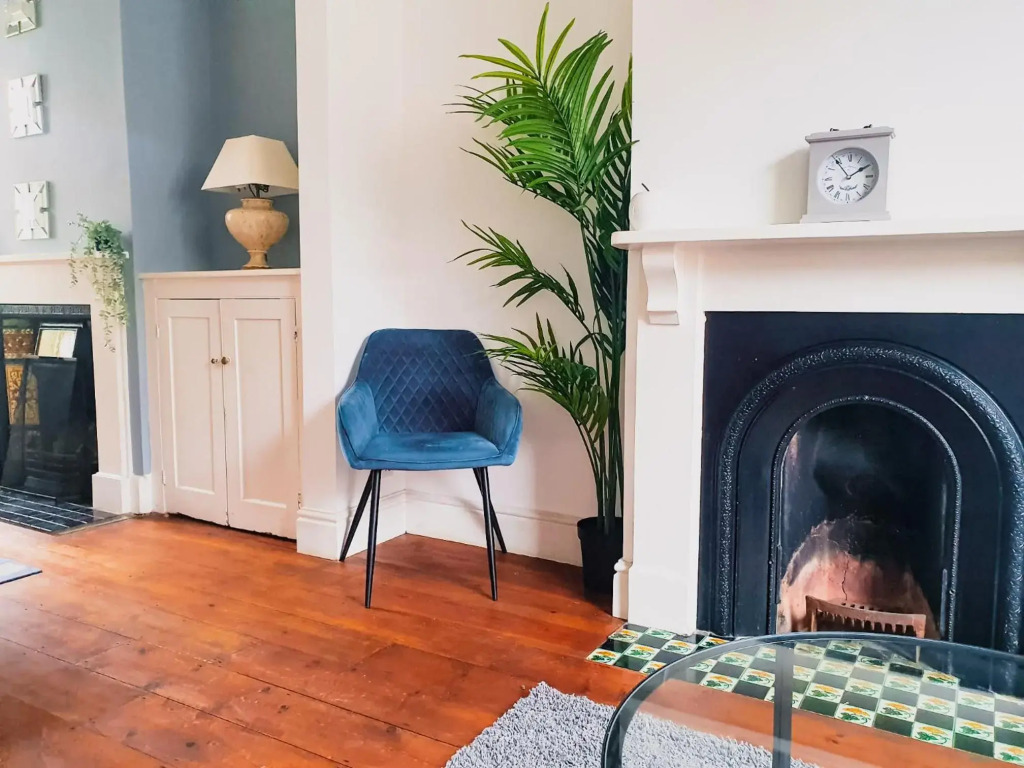 Sleeps 6 - 2 Bedroom Reading House - With WiFi, Netflix, Parking & Garden by JDF Property
