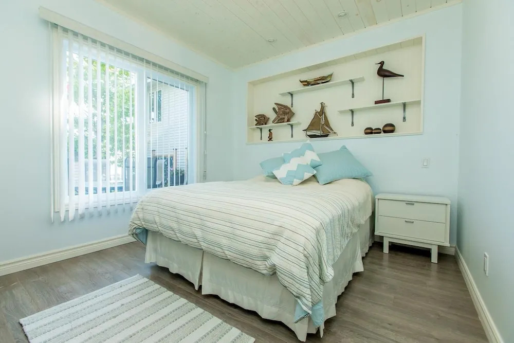 Barefoot Bungalow Gracing the shores of Lake Simcoe, a wonderful family cottage!