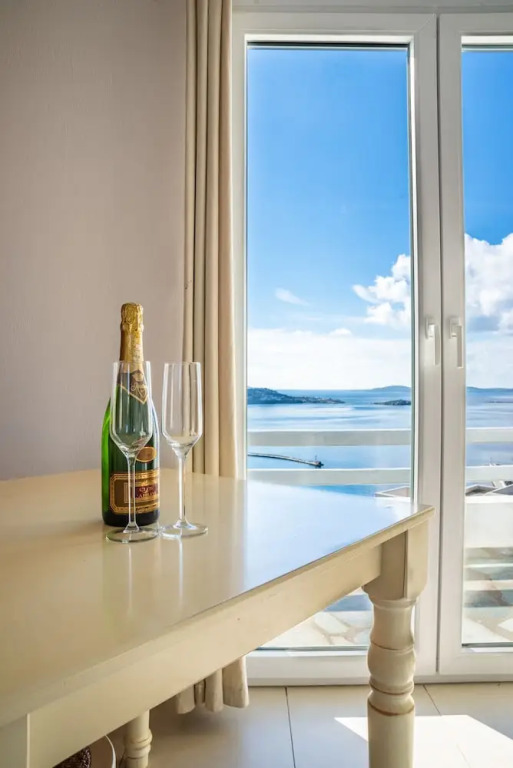 Maroulinas View Studios & Apartments