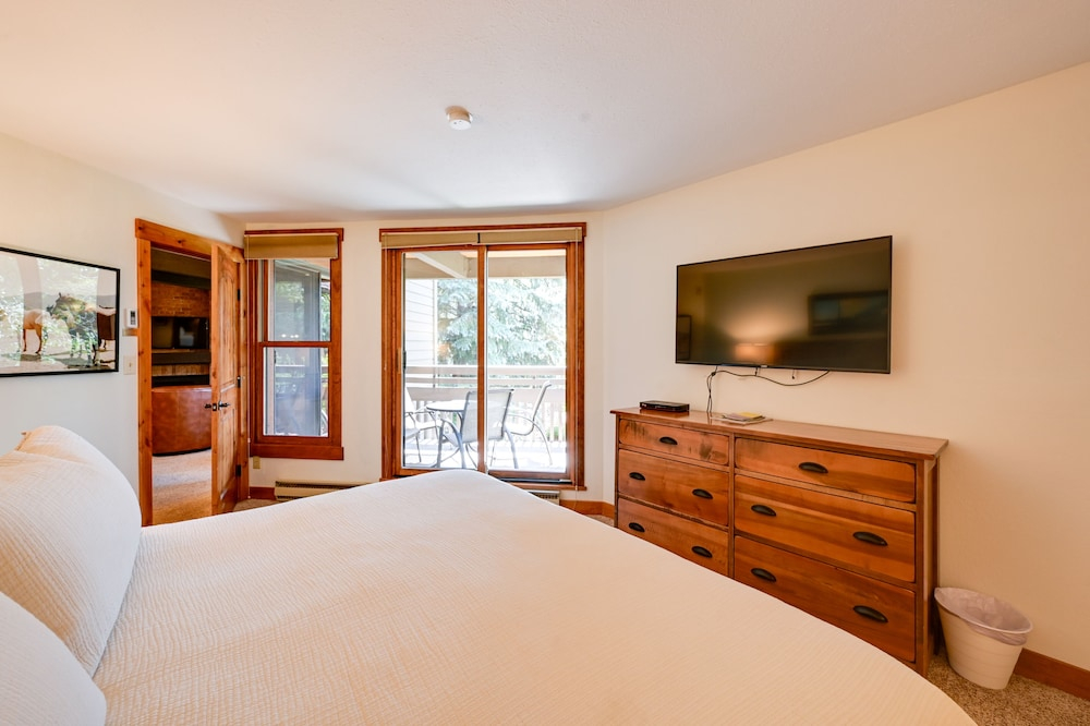 Upscale Condo w/ Balcony < 1/2 Mi to Ski Resort