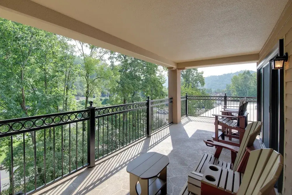 Gatehouse Condo: End Unit w/ Dtwn Gatlinburg View!