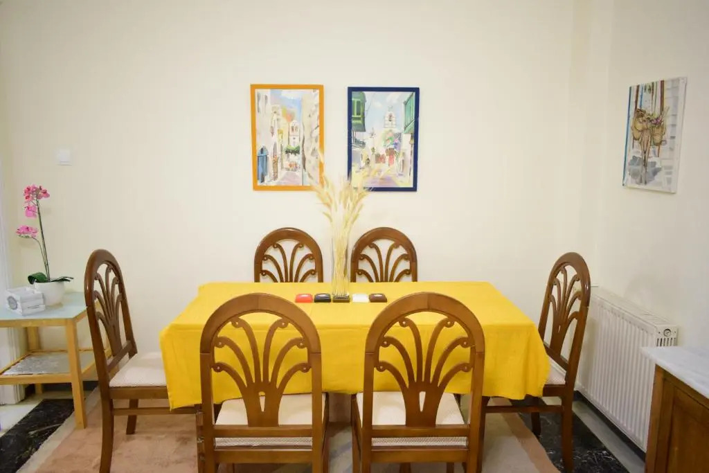 Antonia's 2bedroom with garden and private parking by MK
