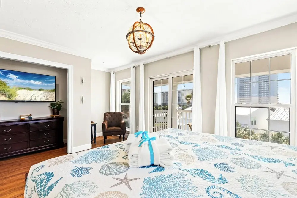 Sailors Cove: 5-bedroom, 4.5 Baths, Sleeps 12! Steps Away From the Beach!