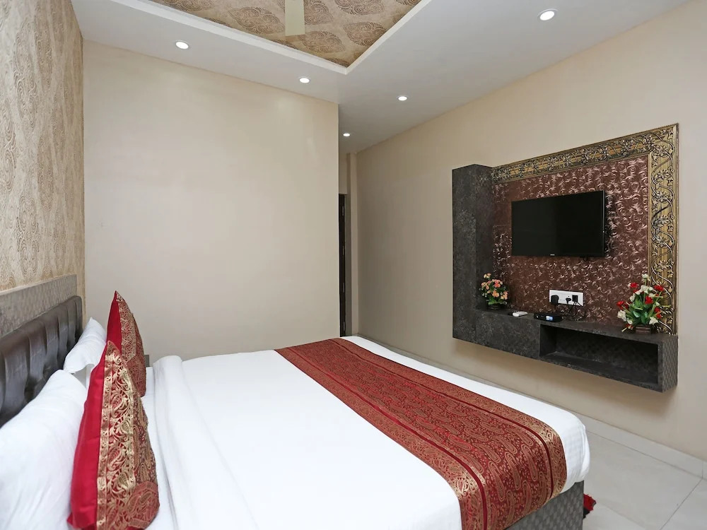 OYO 10338 Hotel Aadesh Palace