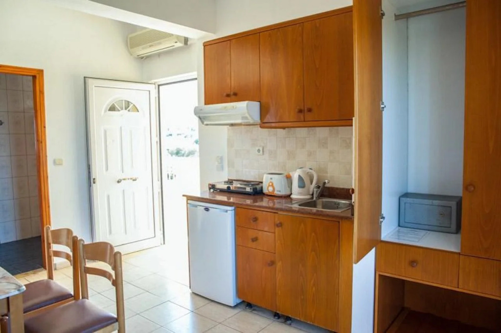 Danelis Studios & Apartments