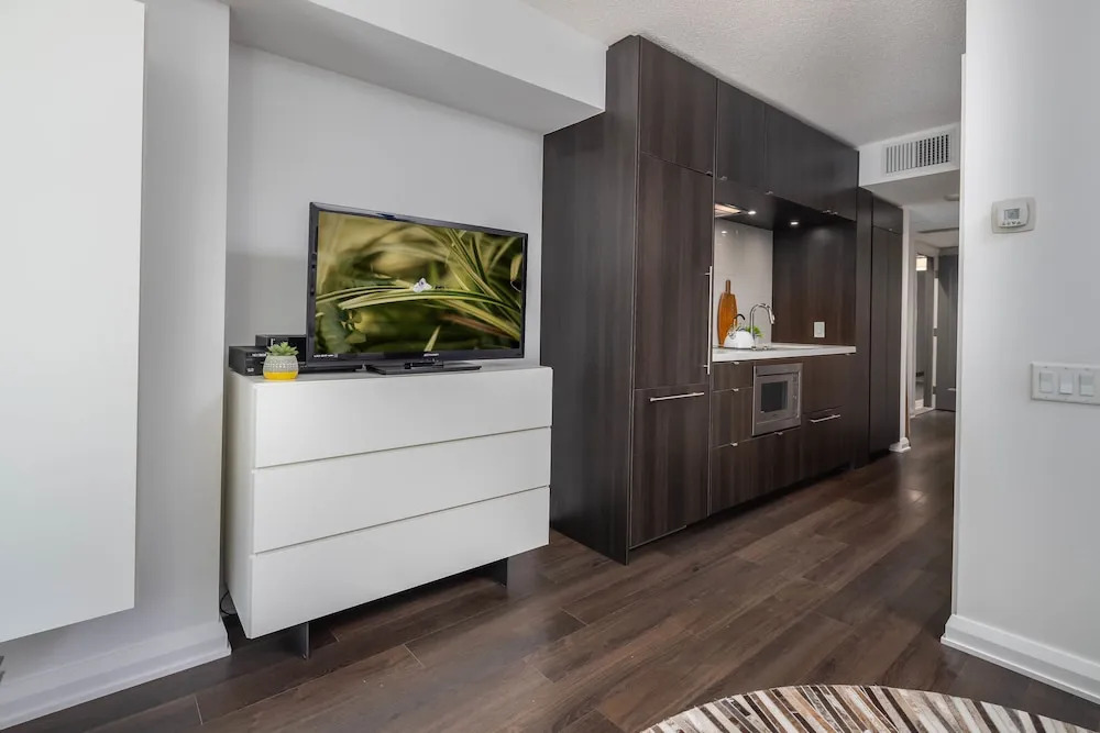 QuickStay - Executive Condo in Yorkville (Yonge & Bloor)
