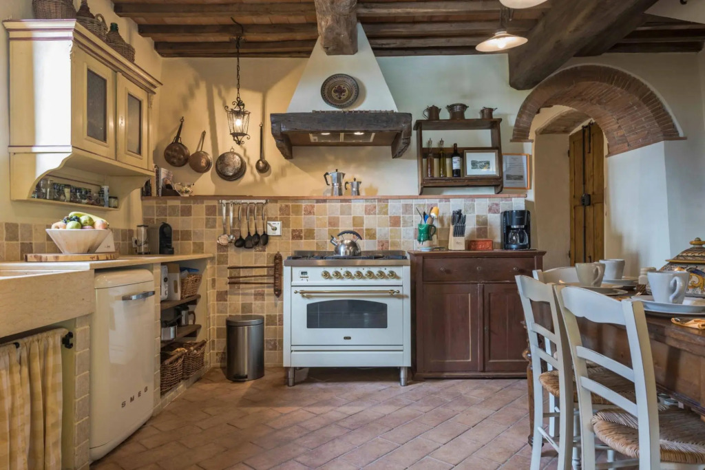 5 bedrooms villa in the Chianti region with private swimming poo, A/C and Wi-Fi-Podere Erica