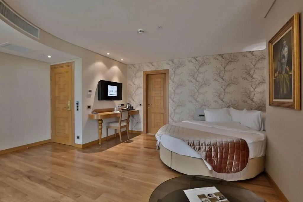 Queen Hotel & Spa