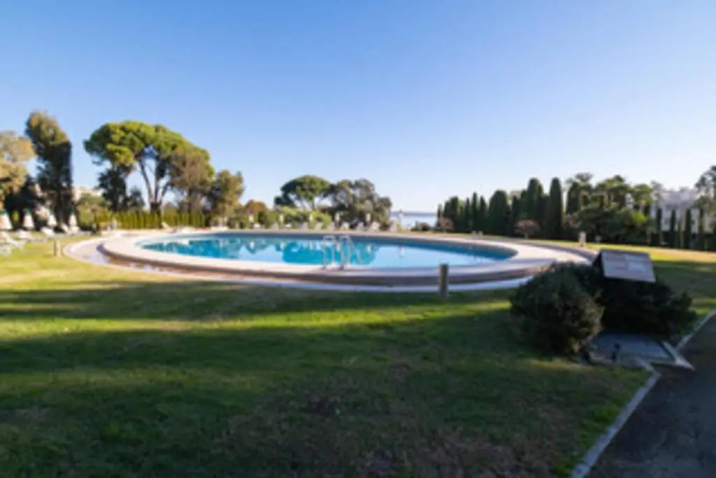 Renovated apartment in a 8 hectares park with a breathtaking view!