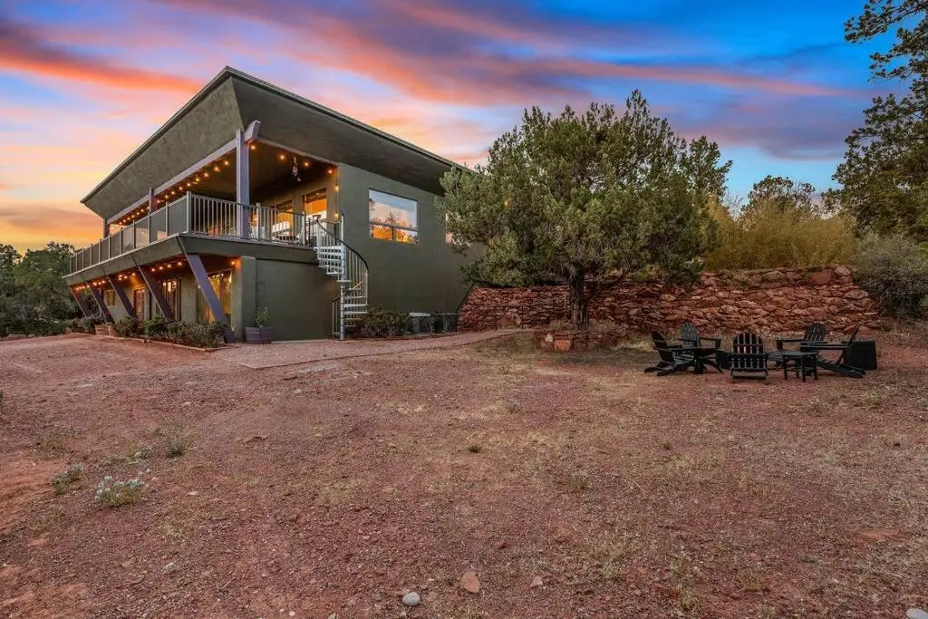 Close to Fresh Creek! Sleeps 12 ~ Amazing Views w/Serene Open Space ~ Hot Tub + Game Room ~ Trails outside