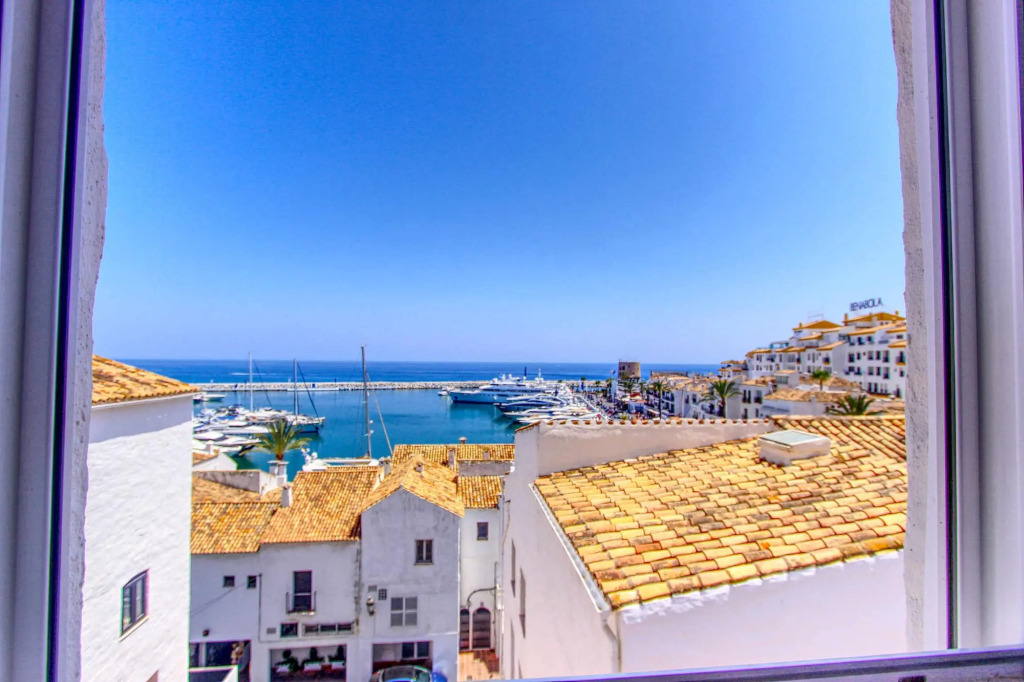 1079 - Frontline Puerto Banus Apartment