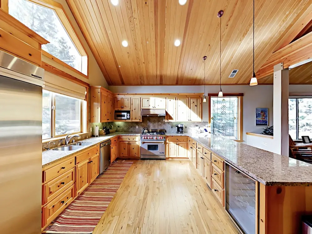 Big 5br W/ 2 Sunny Decks + Rec Center Access 5 Bedroom Home